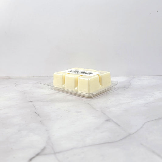Fresh laundry-inspired fragrance made with 100% soy wax