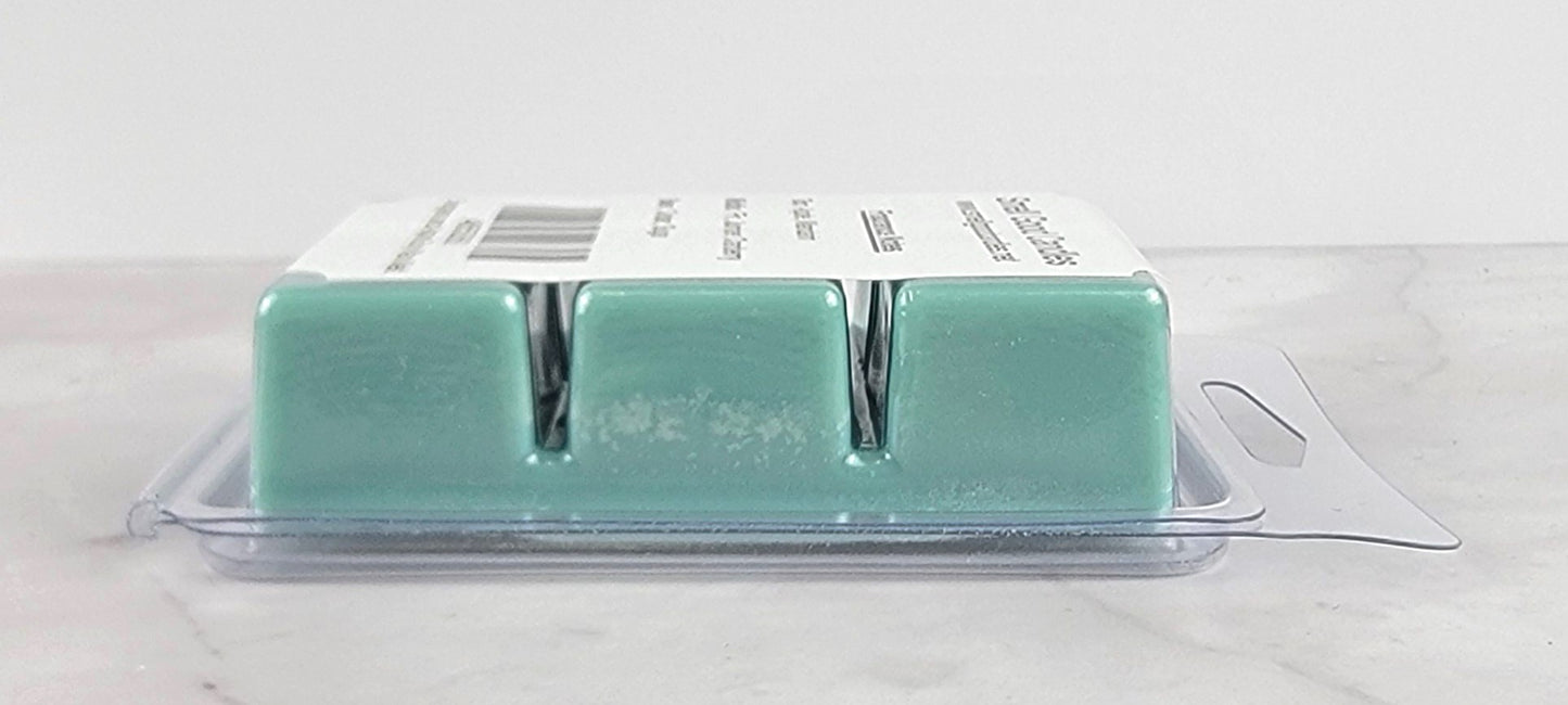 Premium soy wax melt with apple, juniper, cranberry, and cedar notes.