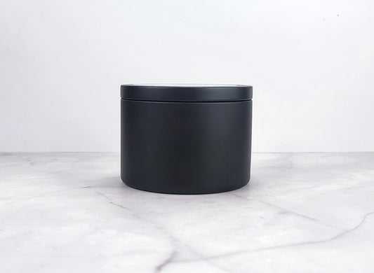 Spring-inspired candle with a powdery, elegant finish.