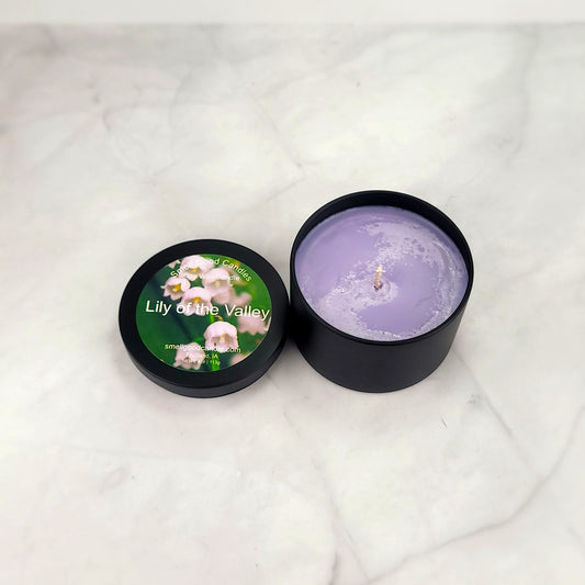 Classic floral-scented candle for relaxation and home ambiance.