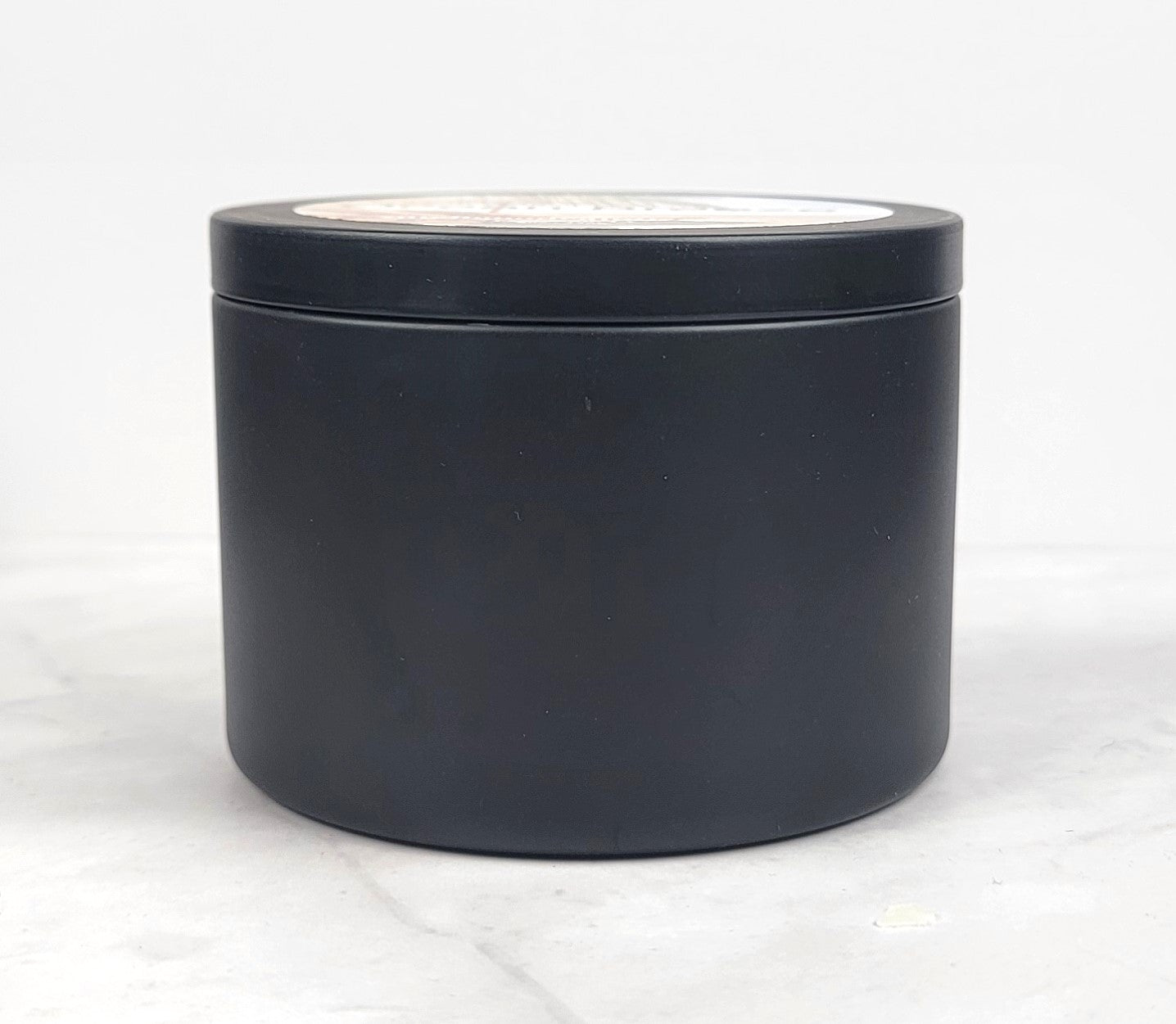 Tranquil beach-inspired candle with fresh marine notes.