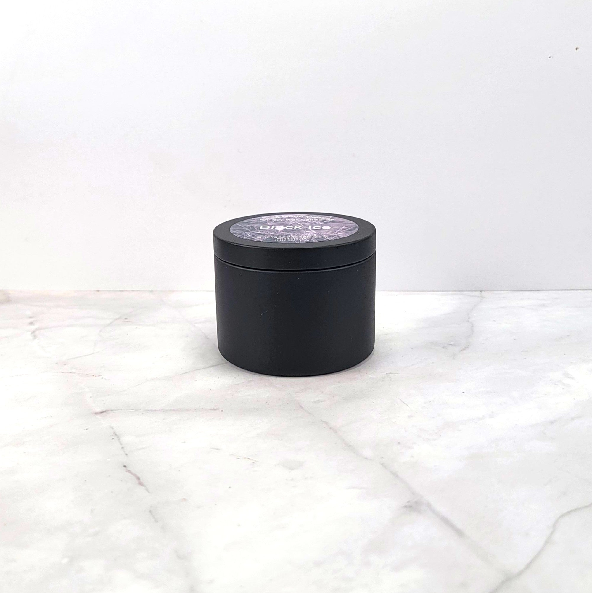 Long-lasting Black Ice candle for a fresh and adventurous ambiance