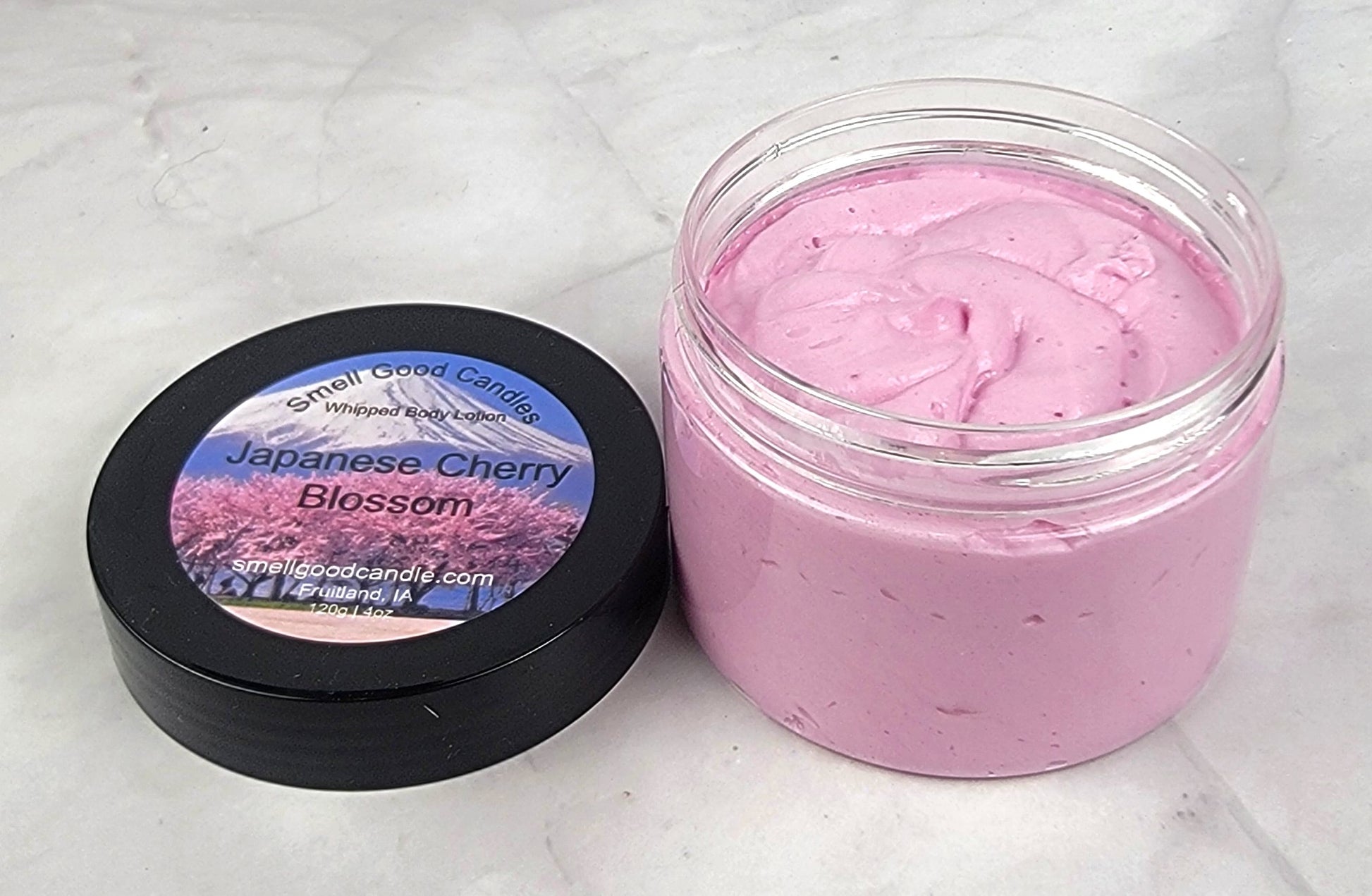 Lightweight, deeply hydrating body lotion with mimosa petals and oriental woods.