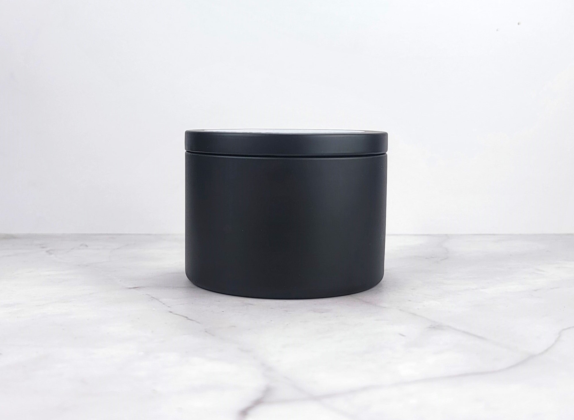 Spring-inspired candle with a powdery, elegant finish.